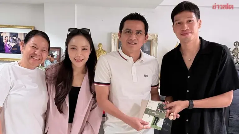 Zico Kiatisuk Posts Photo Receiving Wedding Invitation from Tum Thanaboon and Girlfriend Ann, Confirms Attendance