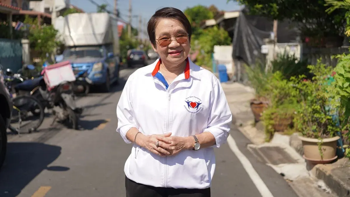 Pure Heart Foundation Distributes Snacks to Bangkok Flood Victims