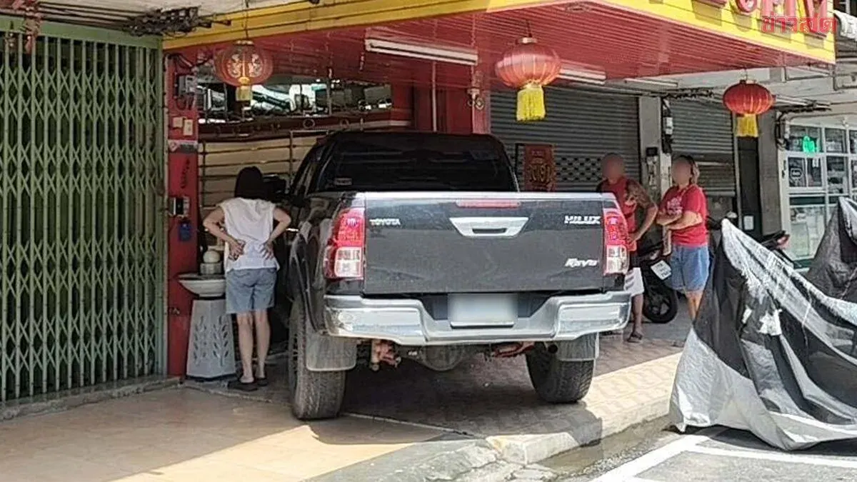 Driver Forgets Gear, Pickup Crashes Into Gold Shop