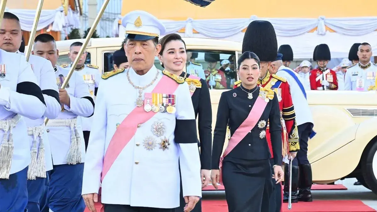 King and Queen Lay Wreaths for King Chulalongkorn Day