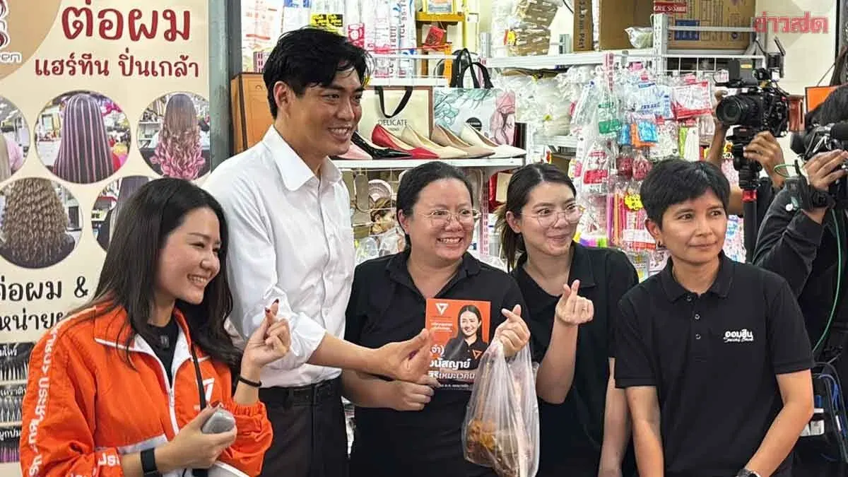 Dr. Joe Canvasses Bangkok's Bang Rak District, Receives Strong Response, Aims to Sweep All 50 Orange Constituency Seats