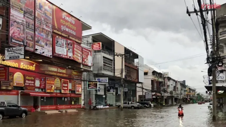Flooding Persists in Muang Thong Commercial Hub