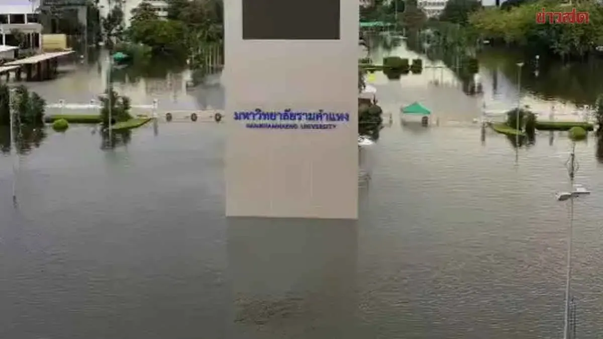 Severe Flooding Paralyzes Rama IV Road, Drivers Abandon Vehicles on Bridge