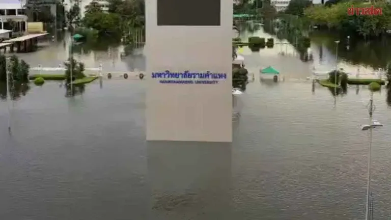 Severe Flooding Paralyzes Rama IV Road, Drivers Abandon Vehicles on Bridge