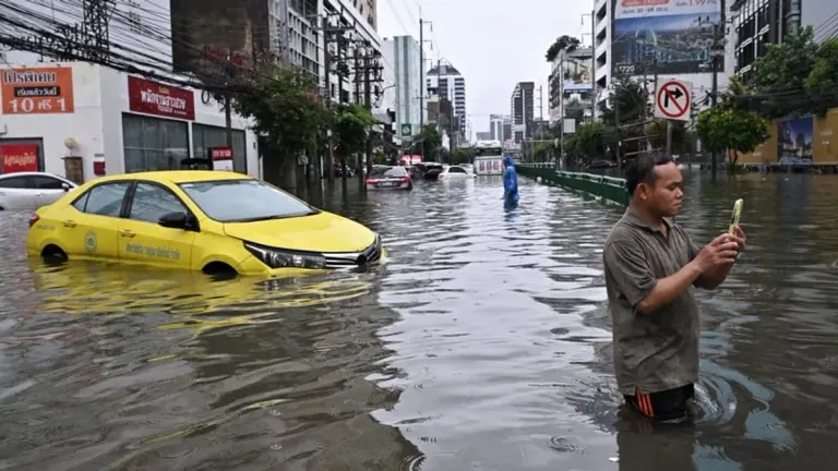 Thousands Sheltered as Bangkok Floods Persist