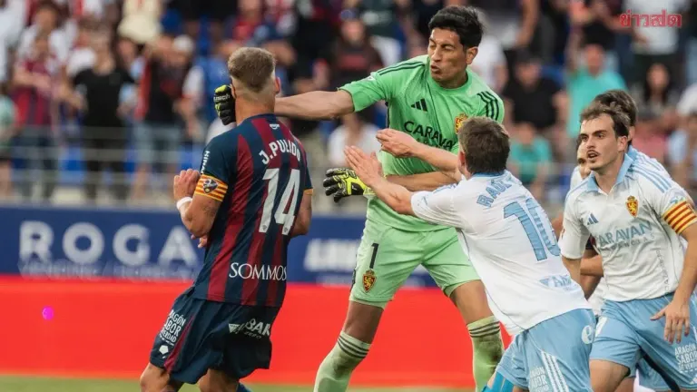 Real Zaragoza Goalkeeper Loses Control, Punches Opponent in Face Despite Already Being Red Carded (Video)