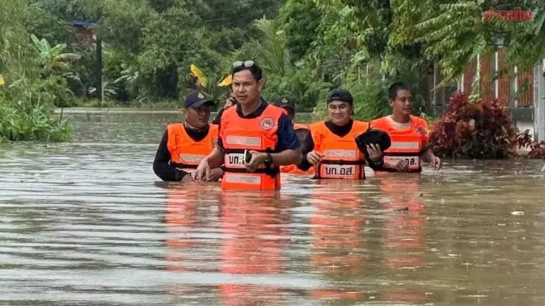 Floods Hit 25 Provinces, Bangkok; 8 Deaths Reported