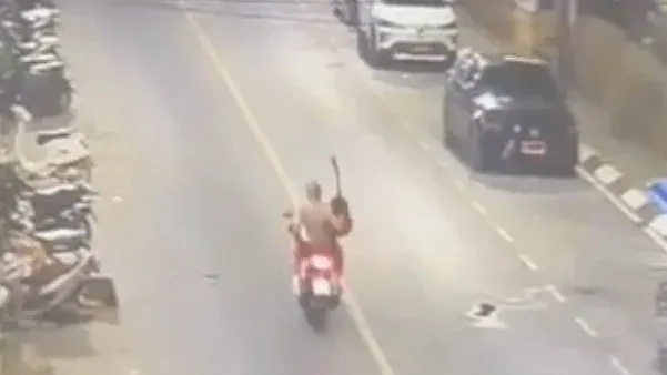 Foreign tourists steal guitar from parked motorbike in Karon