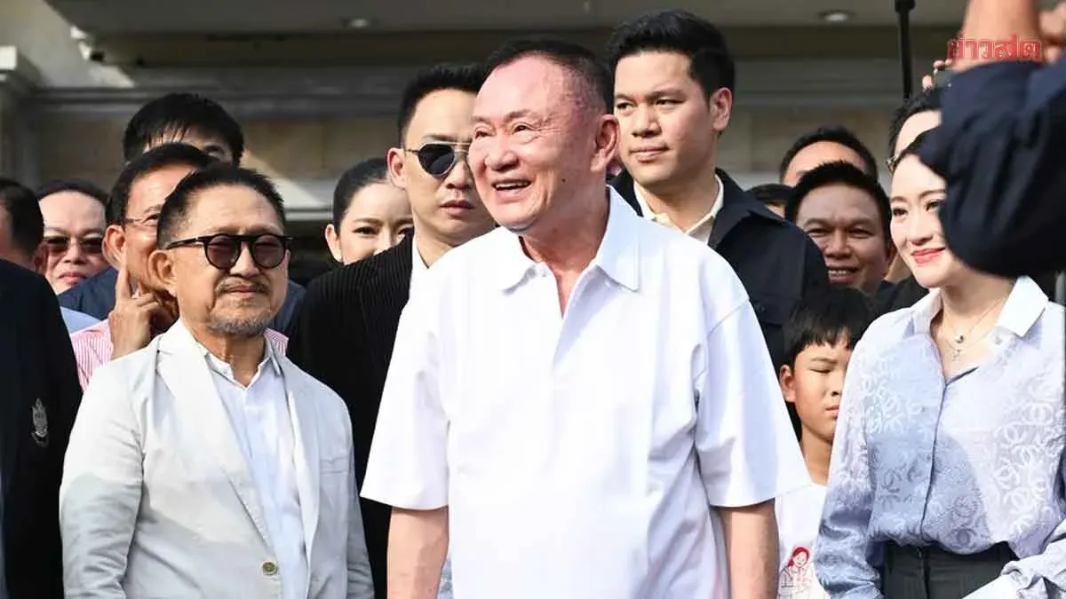 Thaksin Reports to Bangkok Probation Office, Quips to Media About Having Alzheimer's
