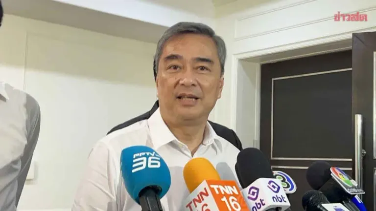 Abhisit reveals opposition submits today for Constitutional Court to interpret 400 billion baht loan decree, questioning Ekniti's true target