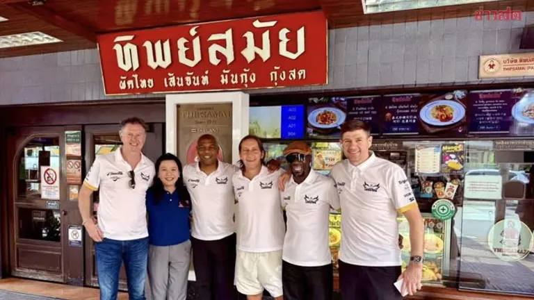 Football Legends from Liverpool and Manchester United Visit Famous Thai Restaurant Thipsamai Pad Thai