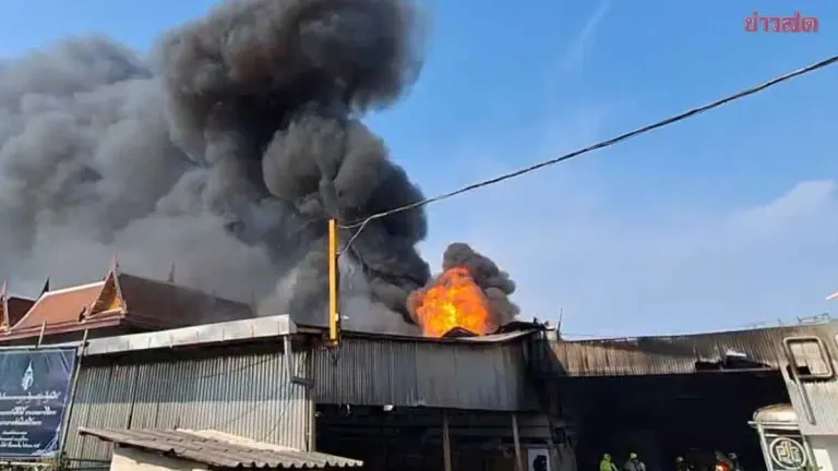 Thermal Insulation Factory Destroyed by Fire on Suksa Waset 51 Road; 20 Fire Trucks Mobilized; Damage Estimated at 10 Million Baht