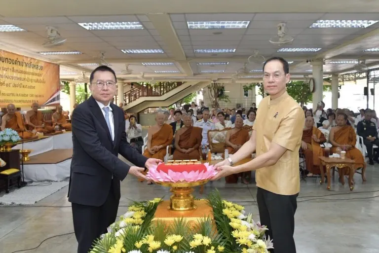 Bank of Thailand Receives 9 Kilograms of Gold from Pa Cloth Ceremony Honoring Luang Ta Maha Bua