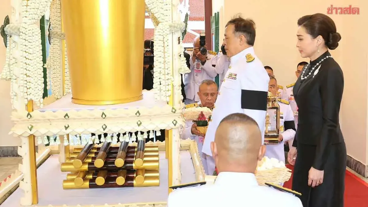 King and Queen Preside at Cremation of Dr. Prasert Prasatthong