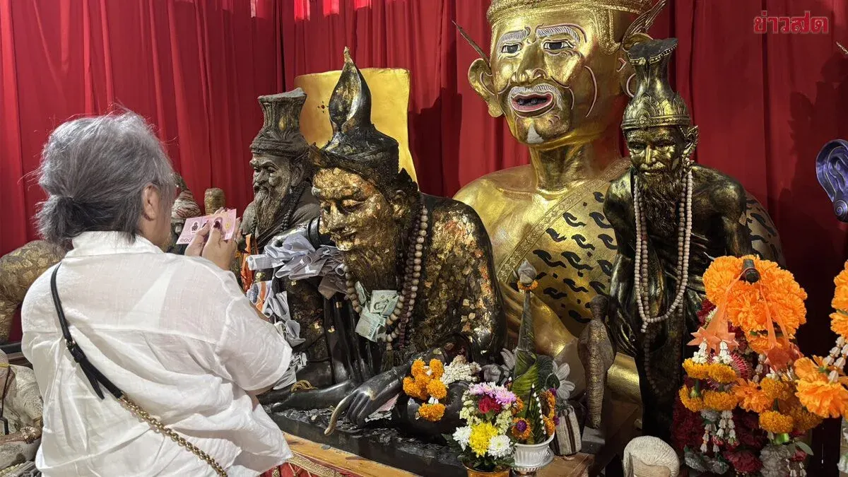 Shrine Crowds Seek Blessings Before Lottery Draw