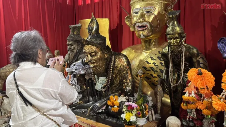 Shrine Crowds Seek Blessings Before Lottery Draw