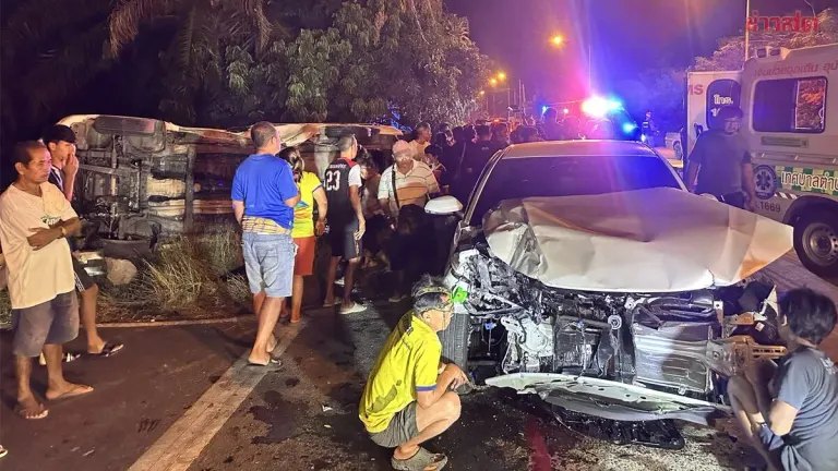 Songthaew Returning from Manora Festival Collides with Sedan at Intersection, Injuring 12 People