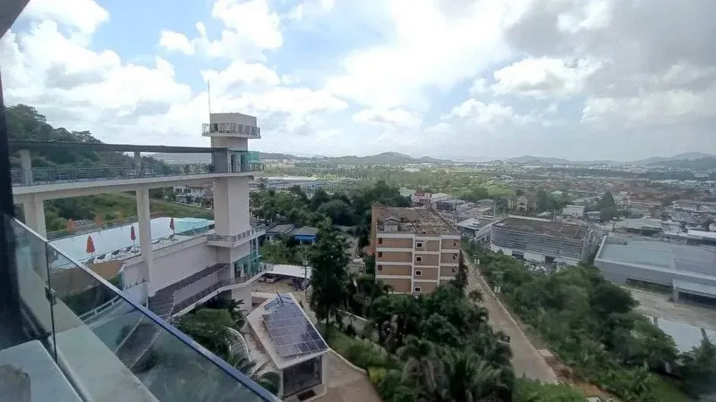 Deputy Minister Leads Hotel Raids After Licensing Deadline