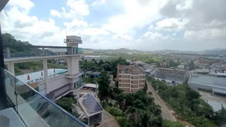 Deputy Minister Leads Hotel Raids After Licensing Deadline