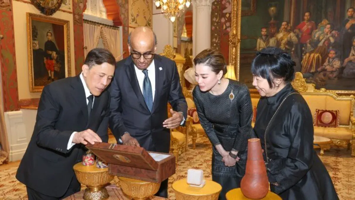 King Receives Singapore President at Dusit Palace