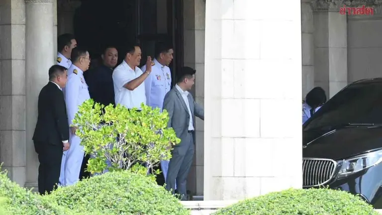 PM Anutin Lunches with Pheu Thai Ministers, Waves Them Off