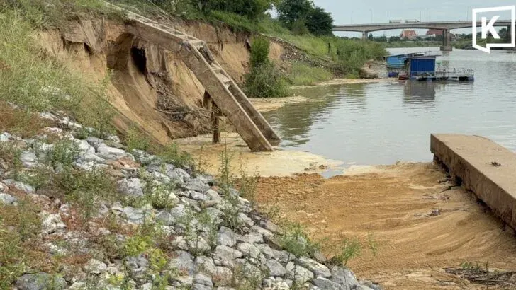 Chao Phraya Riverbank Wall Collapses in Ang Thong