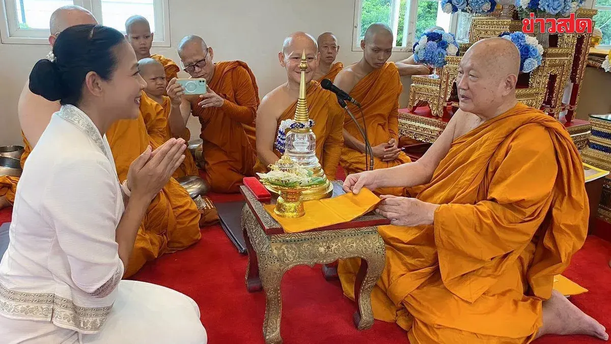 TV Producer Kob Pasara Receives Sacred Buddha Relics for Merit-Making