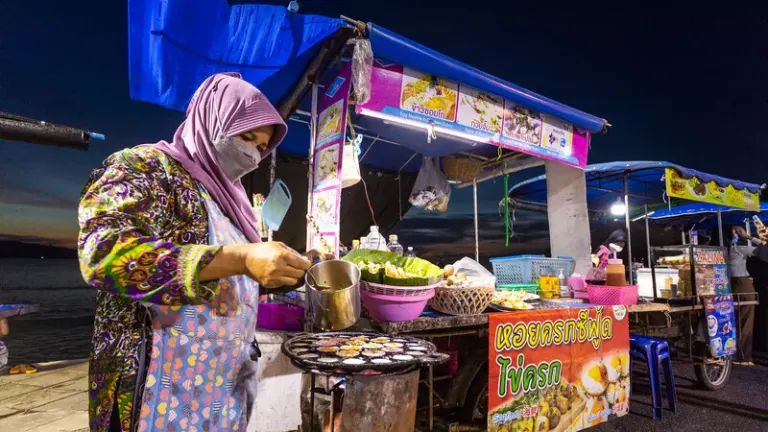 Phuket launches ‘Thai Helps Thai’ support for mobile vendors