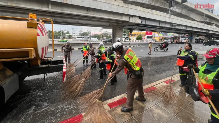 Police and Chatuchak District Clean Flooded Kaset Road After Flood