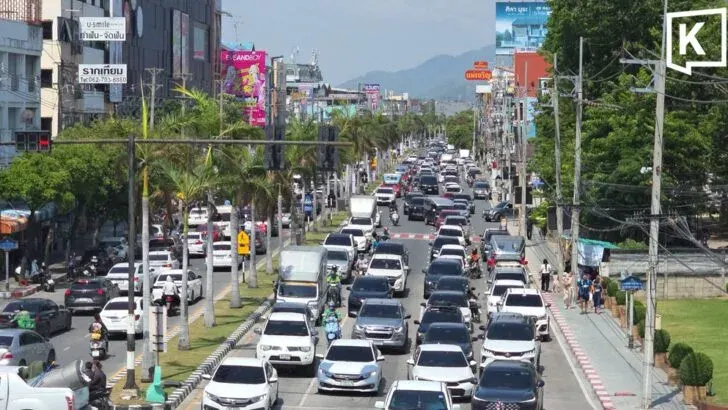 Crowds flock to Bang Saen beach, spending stays muted