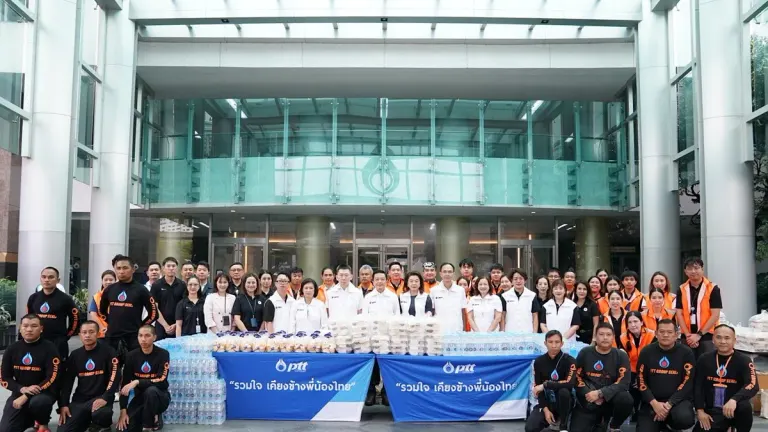 PTT Group Delivers Food and Water to Bangkok Flood Victims