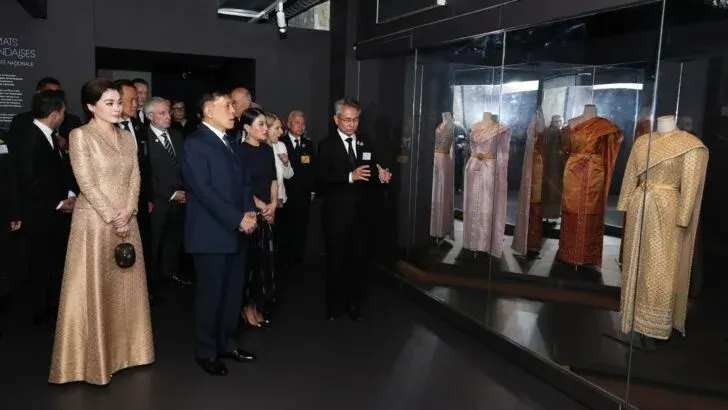 King Visits Royal Thai Fashion Exhibition in Paris