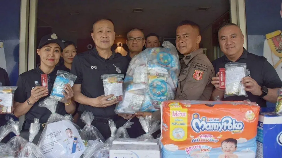 Police Hospital Delivers Aid to Flood Victims in Bangkok
