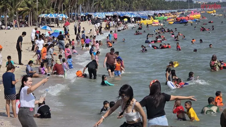 Bang Saen Beach Packed with Holidaymakers as Labor Day Crowds Escape the Heat