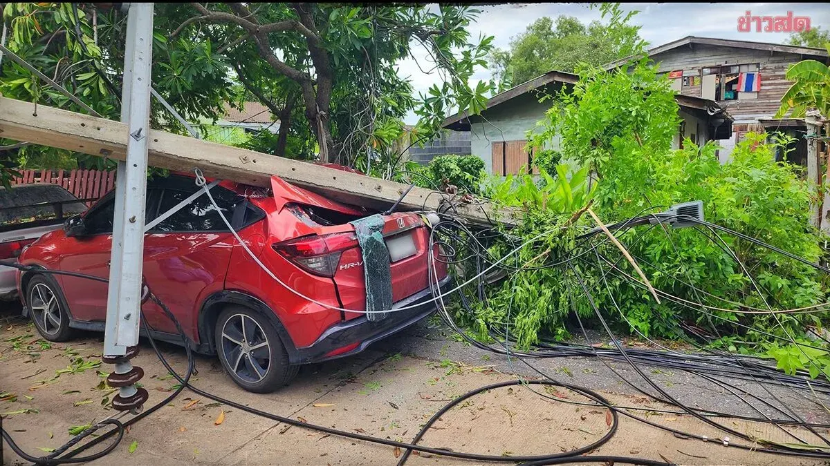 Power Poles Collapse, Block Traffic Near Wat U Taphao