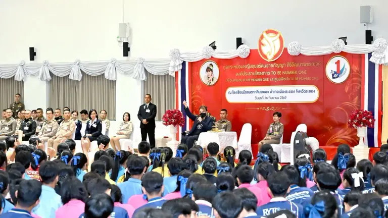 Royal Guest Inspects Drug Prevention Program in Rayong