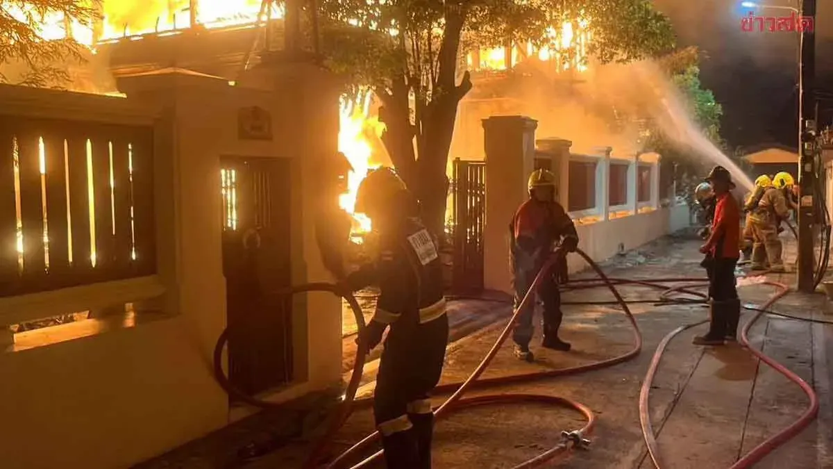 Fire Destroys Thai-Style House in Bangkok, Two Injured