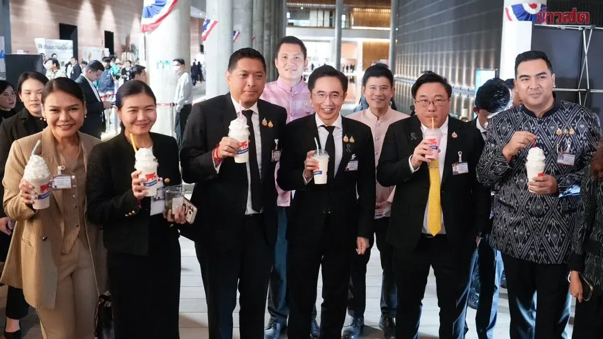 Thai Government Officials Buy Thai-Danish Milk to Support Dairy Farmers