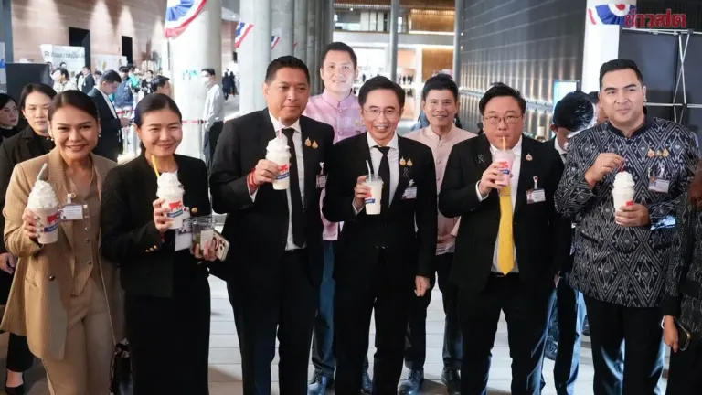 Thai Government Officials Buy Thai-Danish Milk to Support Dairy Farmers