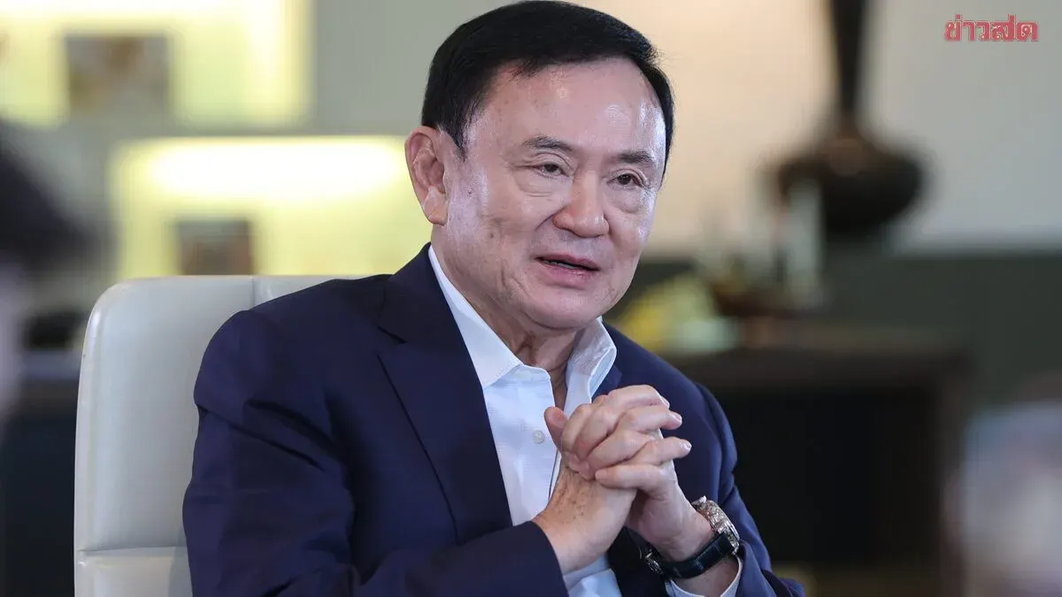 Manoporn Sees End to Political Conflict Over Thaksin Shinawatra; Anusorn Raises Symbol of Democracy Fighter