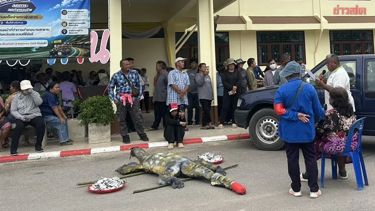 Coconut Farmers Burn Effigy at District Office Over Price Crisis