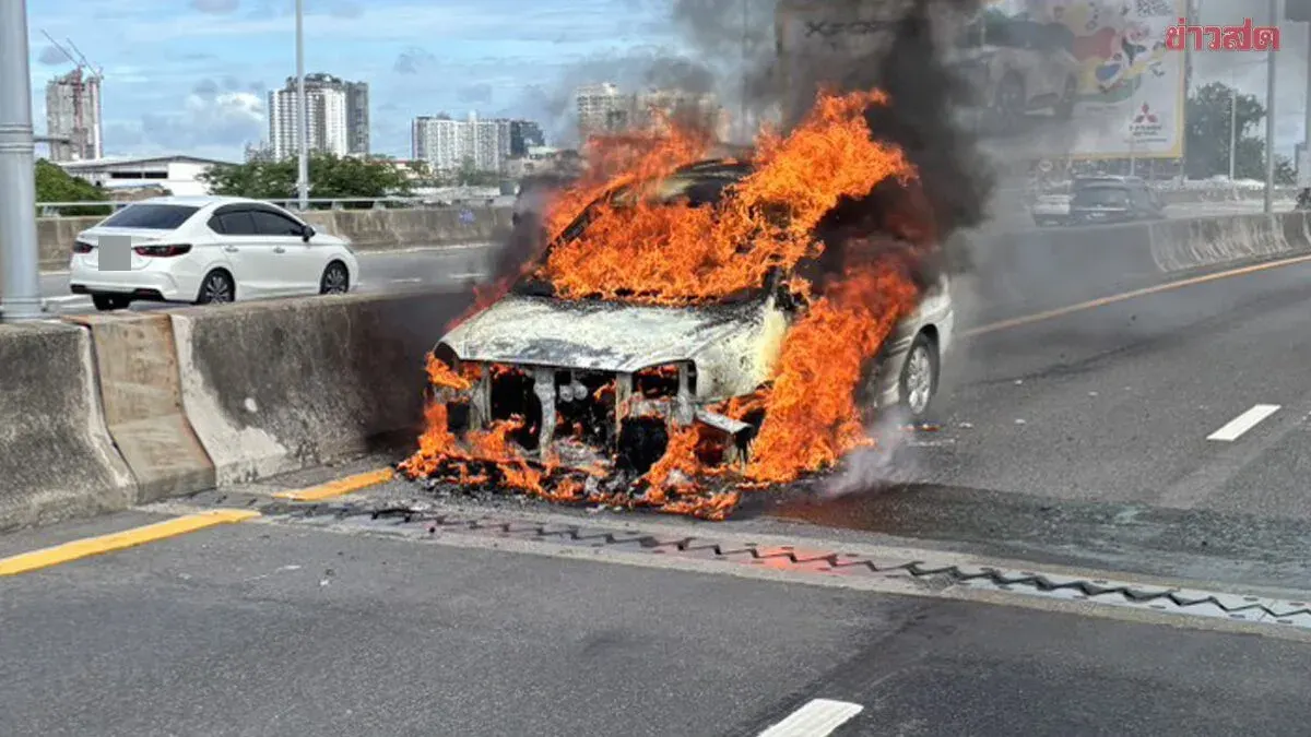 Car Engulfed in Flames on Srirat Expressway Near Prachanukul Toll