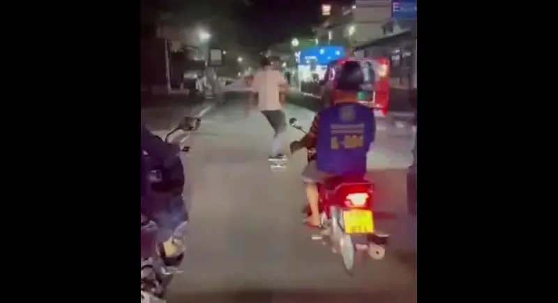 Tourist Skateboarding Behind Tuk-Tuk Raises Safety Alarms