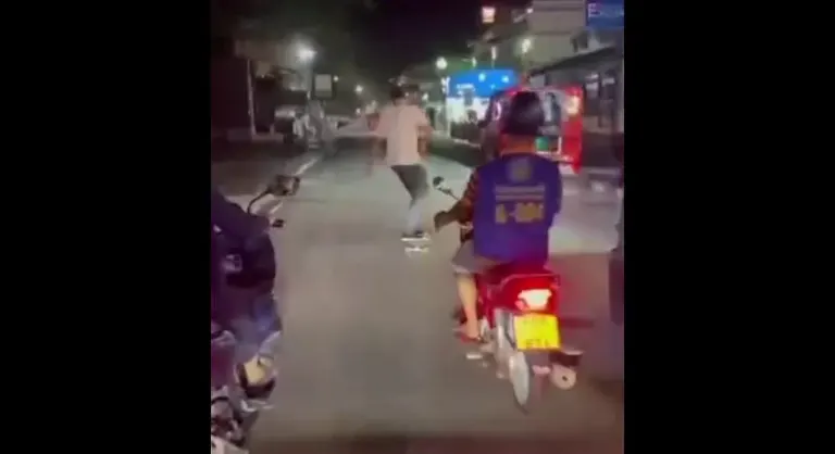 Tourist Skateboarding Behind Tuk-Tuk Raises Safety Alarms
