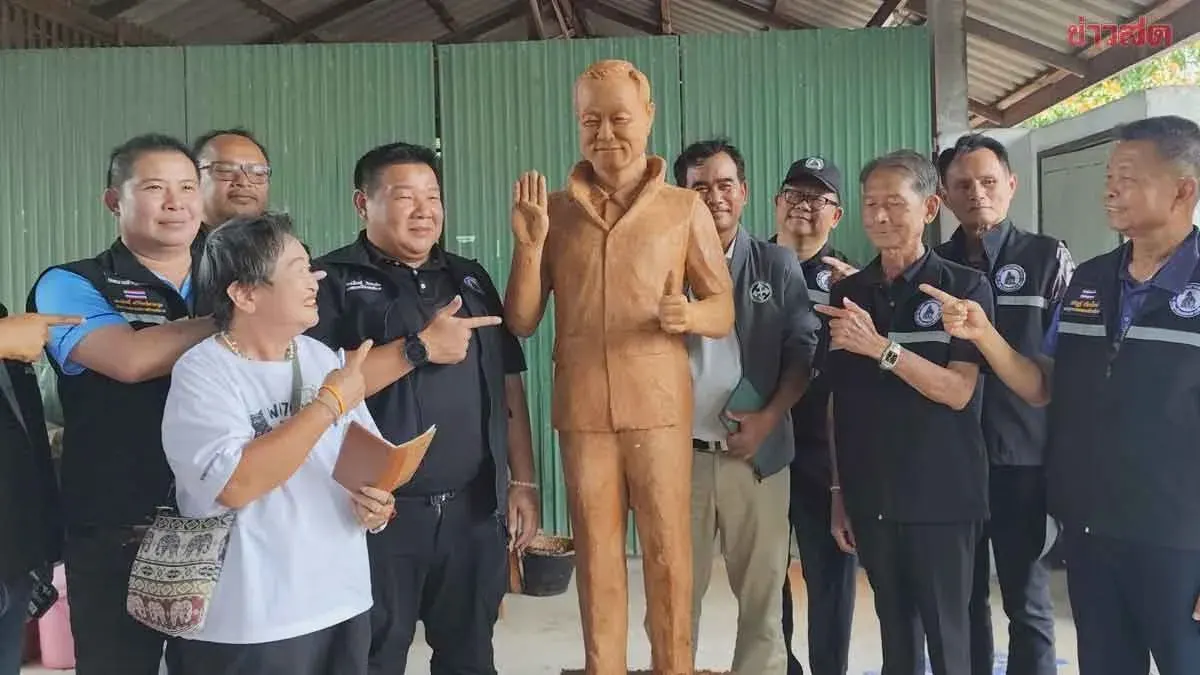 Giant PM Candle Wows Nakhon Ratchasima Festival