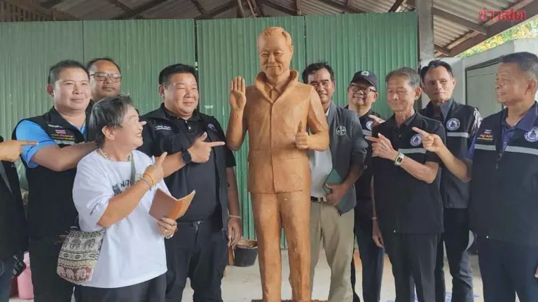 Giant PM Candle Wows Nakhon Ratchasima Festival