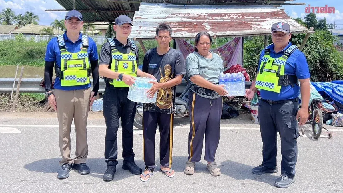 Police Distribute Food, Water To Flood Victims In Chai Nat