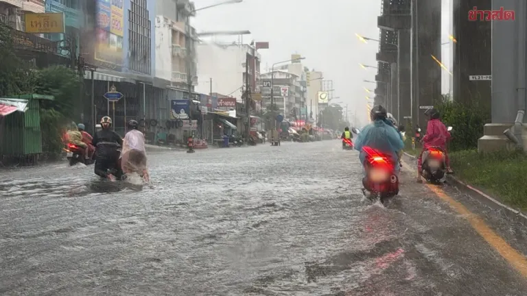 Heavy Rain Floods Major Roads in Samut Prakan