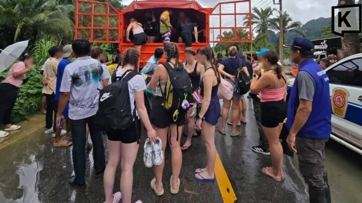 Highway 401 Flooded, Tourists Evacuated in Surat Thani