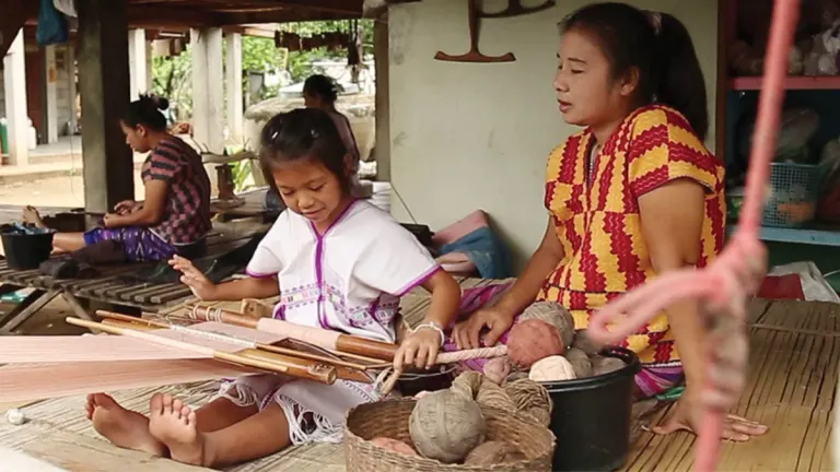 Young Weavers Keep Karen Craft Alive at Doi Tao